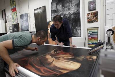 Adam Lowe (a la derecha) y uno de sus colaboradores revisan en el escáner la copia impresa de  San Mateo y el ángel,  de Caravaggio.