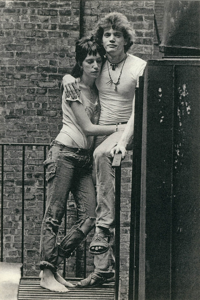 Patti Smith y Robert Mapplethorpe, en Nueva York en los años sesenta (imagen del libro  Éramos unos niños). 