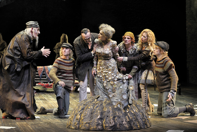 La obra de Francisco Nieva  Tórtolas, crepúsculo yrn...  telón se representa en el teatro Valle-Inclán de Madrid.