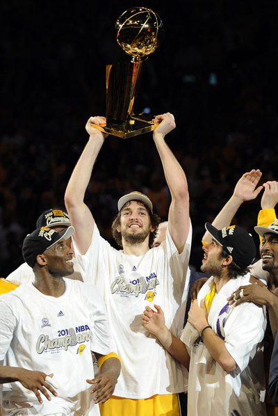 Gasol, entre Bryant y Vujacic (a la derecha), alza el trofeo de campeón de la NBA.