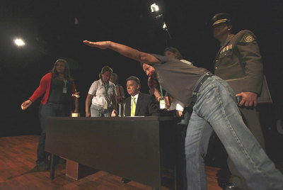 Juan Manuel Santos, sentado en el centro, se prepara para un debate televisado con Antanas Mockus.