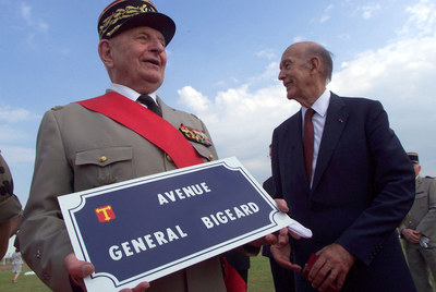 Marcel Bigeard, con la placa de la avenida con su nombre en Toul, y Valéry Giscard d'Estaing, en 1999.