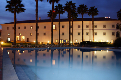  Piscina y jardín de la Pousada de São Francisco, un monasterio de 1268 junto a las murallas de Beja, al sur de Portugal. 