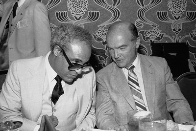 James McDonald, a la derecha, junto a Benjamin Hooks, en 1981.