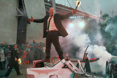 La Fura dels Baus interpreta  Orígens  en Abaindoibarra dentro del programa de la Noche Blanca.