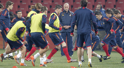 Del Bosque sigue, ayer en Johanesburgo, el entrenamiento de sus jugadores.