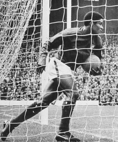 Eusebio,  La Pantera Negra,  recoge el balón para que el partido se reanude con rapidez tras uno de sus goles.
