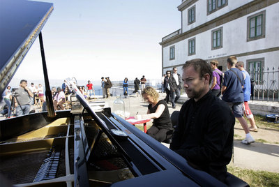 Dieciocho horas de Erik Satie en el faro de Fisterra
