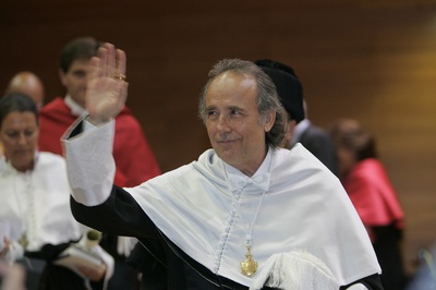 El cantautor Joan Manuel Serrat, ayer, durante su investidura como doctor  honoris causa  por la Universidad Miguel Hernández de Elche.