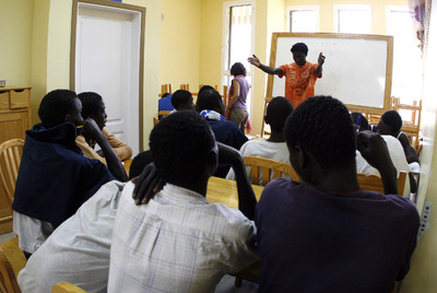 Un grupo de menores inmigrantes aprende español en el centro de Tegueste, en Tenerife.