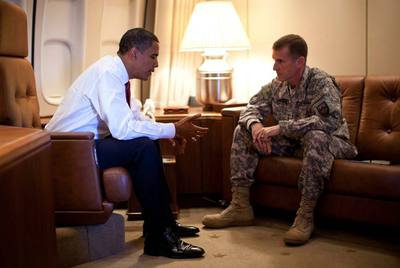 Barack Obama conversa con el general McChrystal en el  Air Force One,  en octubre de 2009.