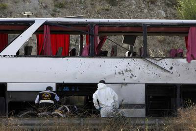Agentes de la policía científica turca inspeccionan el autobús afectado por la explosión de una bomba en Estambul.