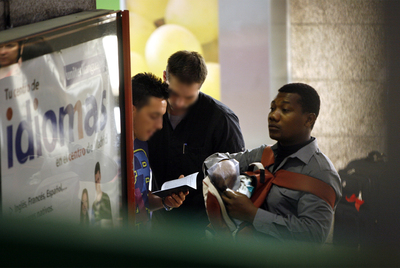 La policía impide a un fotógrafo documentar la detención de inmigrantes