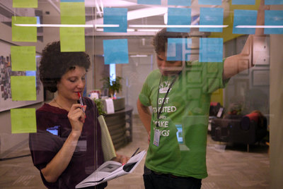 Arriba, imagen de la redacción de  48 Hour Magazine .