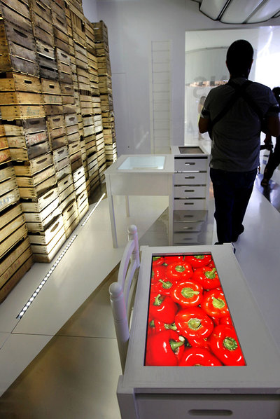 Cajones de fruta y pantallas de televisión, ayer, en  Horta & marjal .