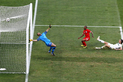 Defoe, tumbado, observa cómo su remate supera a Handanovic y se convierte en el gol del triunfo inglés.