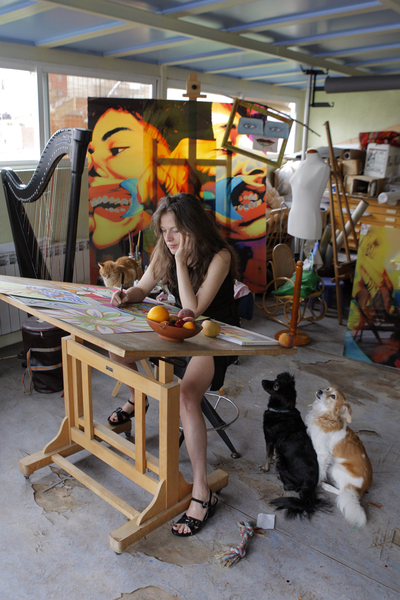 Bárbara Allende, Ouka Leele, acompañada de la mitad de sus mascotas en su estudio madrileño desde los años de la movida.