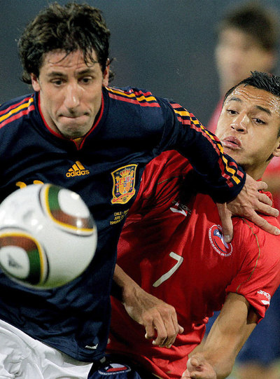 Capdevila defiende el balón ante Alexis Sánchez.