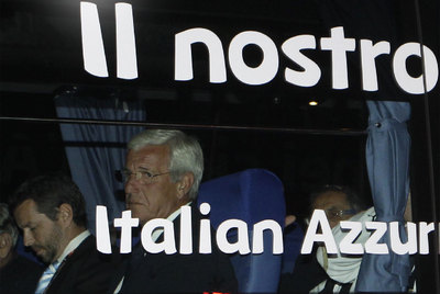 Lippi, en el autobús de Italia, ayer al iniciar el viaje de vuelta a su país.