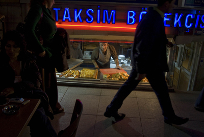 Fachada de uno de los numerosos locales donde se puede comer kebab en Estambul (Turquía).