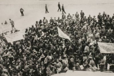 Manifestantes de la comarca de A Ulla, en Santiago el 27 de junio de 1931, reproducida en el libro  Carrilanos. Os túneles do tempo , de Rafael Cid.rnCabecera de  El Pueblo Gallego  que recoge la proclamación de la República Gallega.