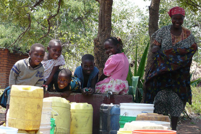 Los habitantes del Serengueti (Tanzania) tardan 30 minutos en vez de cuatro horas en buscar agua con las infraestructuras creadas por Ferrovial.
