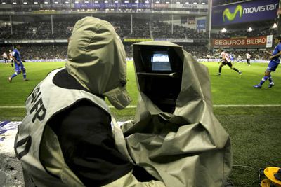 Un cámara de Canal + sigue un partido de fútbol en el campo del Athletic de Bilbao.