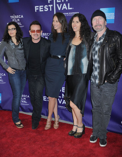 Christie Turlington (en el centro) junto a Bono y The Edge, de U2, en la presentación  en Tribeca del documental  No woman no cry. 