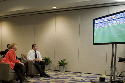 Merkel y Cameron contemplan el mundial de fútbol durante la cumbre del G-20.