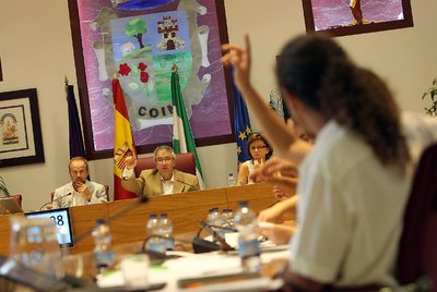 El edil de IU Francisco José Enriquez Llagas, de espaldas, votó en contra de la prohibición del 'burka'.