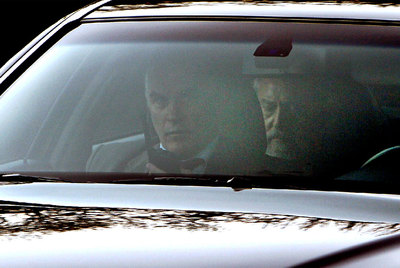 El magistrado del Constitucional Manuel Aragón a su salida ayer del tribunal.