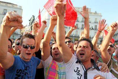 Unos mil trabajadores de Metro ondeaban banderas en la puerta de la sede de la Comunidad