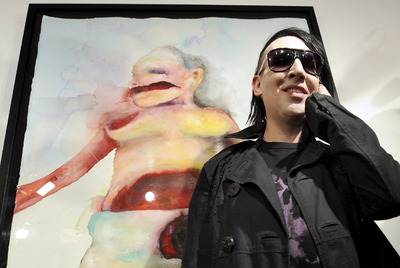 El músico estadounidense Marilyn Manson se ha pasado a las artes plásticas. Eso sí, conservando su esencia macabra y la pasión por lo siniestro, siempre presente en su música. El cantante ha inaugurado en Viena la exposición  Genealogies of pain , en la que se muestran unos 20 cuadros de su autoría y que estará abierta hasta el 25 de julio. 