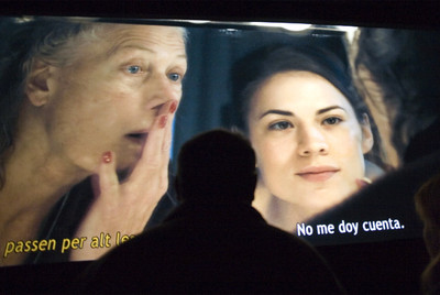 Proyección de  La grandeza de vivir  en versión original en un cine de Barcelona, con subtítulos simultáneos en catalán y en español.