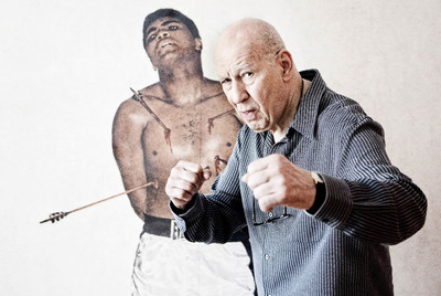 George Lois, ayer en Madrid, bromea imitando a Mohamed Alí delante de una de sus míticas portadas de  Esquire. 