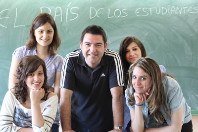 El profesor Alberto Sacido junto a sus alumnas Tamara, Nuria, Leticia y Olaya, redactoras de  A Chave .