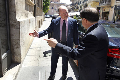 Rodrigo Rato y José Luis Olivas, presidentes de Caja Madrid y Bancaja, acudieron juntos ayer al Palau de la Generalitat, en Valencia, en la primera visita institucional de los siete presidentes de las cajas implicadas en la  fusión fría 