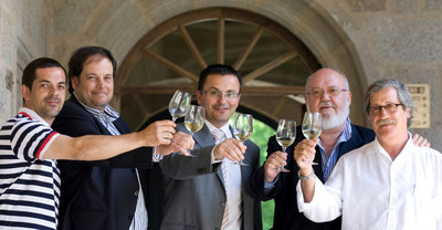 El director José Luis Cuerda, segundo por la derecha, en la presentación de la película  Ribeiros do Avia. Vida, cultura, vino .