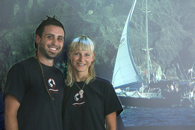 Egoi Urkiza y Rasa Varnaite delante de una fotografía del   Ragaine II , el  barco con el que han dado la vuelta al mundo.