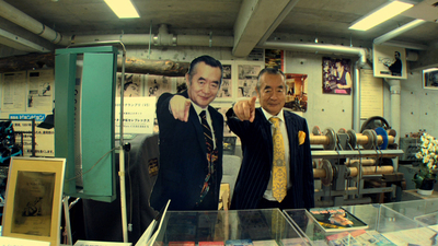  El Doctor NakaMats compensa su falta de sueño sentándose 20 minutos al día en su sillón estimulador de neuronas Cerebrex y planea vivir 144 años, gracias a su complemento nutritivo Rebody 85. 