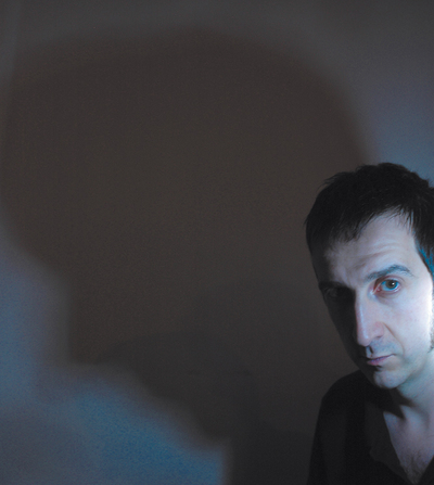  Javier Calvo, medio escondido ante su bautismo  mainstream  y fotografiado por su mujer. 