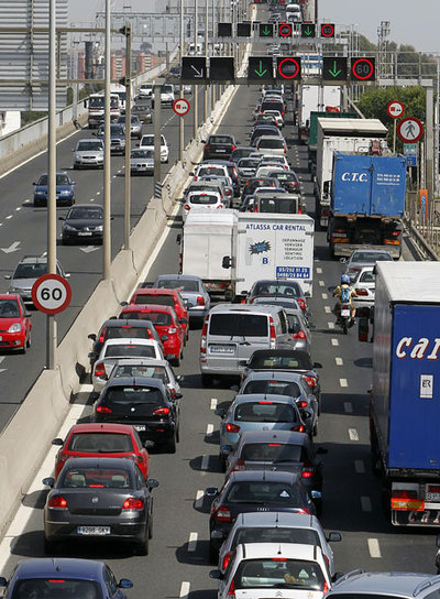 Primeros atascos por el inicio de las vacaciones