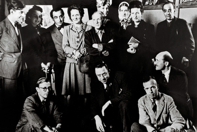 Jacques Lacan, Cécile Eluard, Pierre Reverdy, Louise Leiris, Zanie Campan, Pablo Picasso, Valentine Hugo, Simone de Beauvoir, Jean-Paul Sartre, Albert Camus, Michel Leiris, Jean Aubier y Brassaï, fotografiados por este en 1944, tras la lectura de  Le désir attrapé par la queue,  de Picasso.