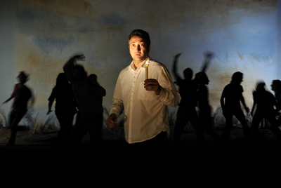 Escena de  Questi fantasmi,  de Eduardo De Filippo, dirigida por Oriol Broggi.