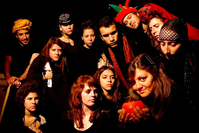 Los estudiantes actores en plena representación de la obra  Europa o La Nave de los Locos .