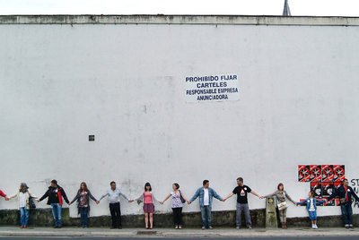 Una cadena humana contra el muro que separa Ferrol del mar