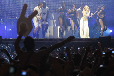 Kylie Minogue, mientras cantaba la canción  All the lovers  en la plaza de España.