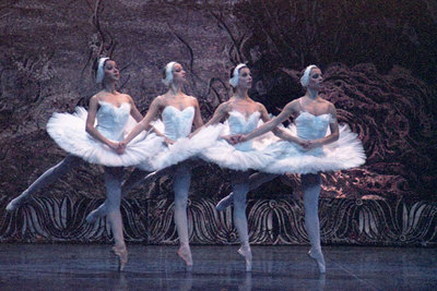 Una escena de  El lago de los cisnes,  por el Ballet Imperial Ruso.
