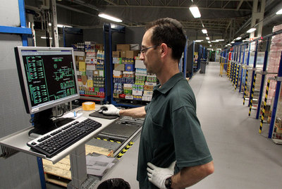 Un empleado de  Mercadona  en el centro logístico que la empresa tiene en Madrid.