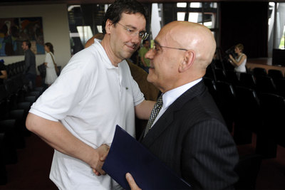 Saludo de compromiso entre Iñaki Gerenabarrena, a la izquierda, con Gregorio Rojo, el pasado viernes en la sede de Caja Vital.